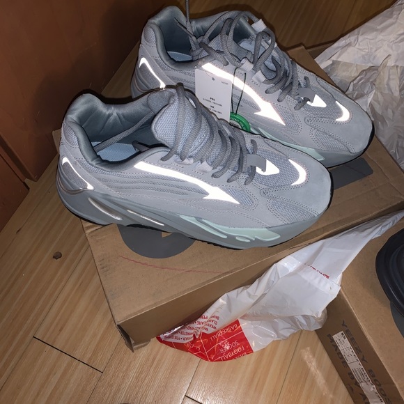 hospital blue 700 yeezy